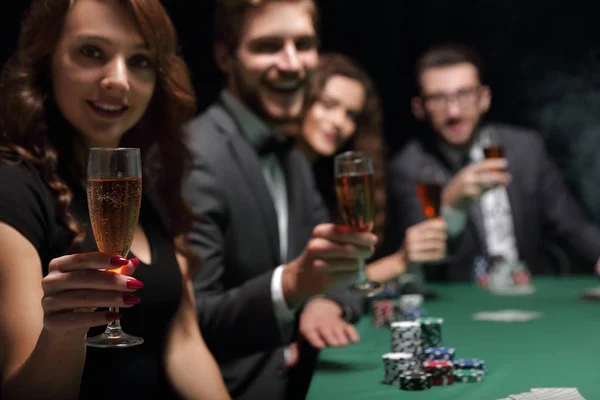 Mujer de moda con copas de vino, sentada en una mesa en un casino —  Fotos de Stock