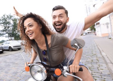 Çift sürme motosiklet eski şehir sokak.