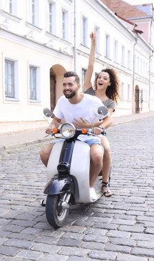 Mutlu çift retro motosiklet sürme tam uzunlukta yan görünüm