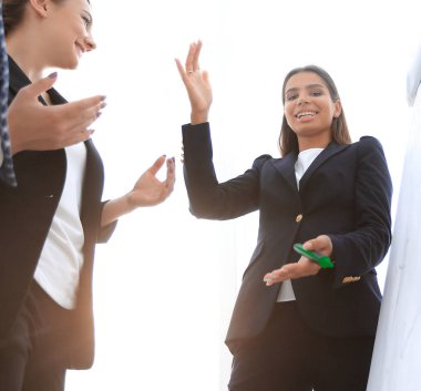 flipchart üzerinde bir marker ile işaret iş kadını