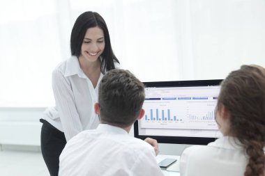 profesyonel iş takım vasıl okul sırası pazarlama grafik tartışıyor.