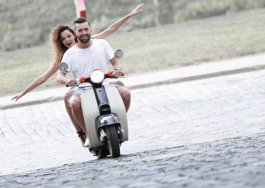 Genç çift sürme motosiklet City