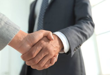 Gülümseyen iş adamı el sıkışma ortak toplantısında heyecanlı,