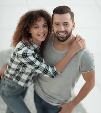 Üstten Görünüm modern genç çift ayakta yeni oturma odasında