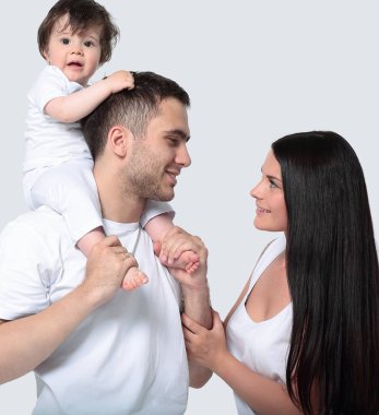 beyaz zemin üzerinde mutlu bir aile