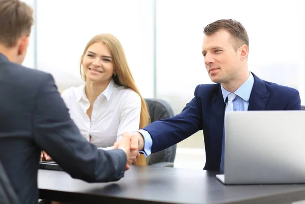 Fechar. handshake Manager e o cliente . — Fotografia de Stock