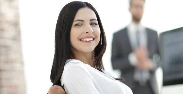 Exitosa joven mujer de negocios sentada en el lugar de trabajo — Foto de Stock