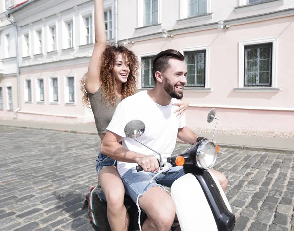 Gelukkige jonge paar plezier op een scooter — Stockfoto