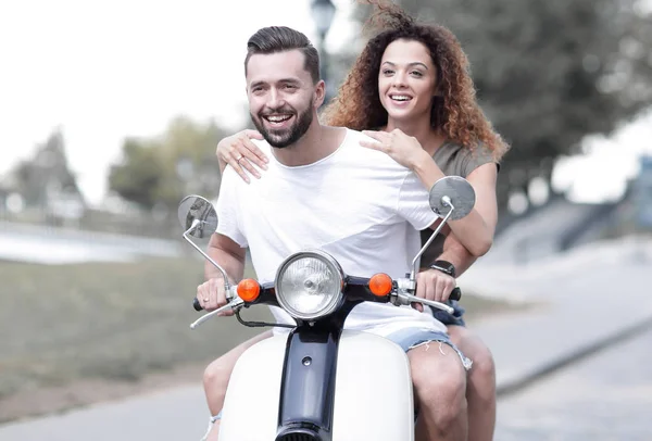Casal feliz condução scooter animado em férias de verão — Fotografia de Stock