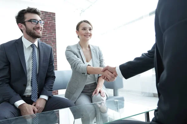 Handshake parceiros de negócios após uma reunião de negócios — Fotografia de Stock