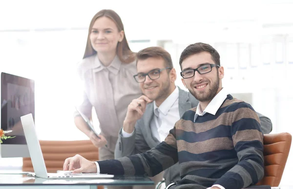 Affärsmän som arbetar på kontoret — Stockfoto