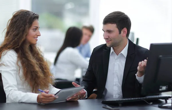 Gestionnaire et employé discutent du problème de travail — Photo