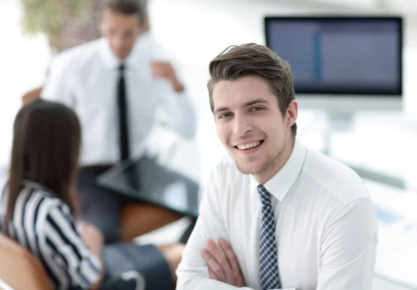 Junge Mitarbeiterin des Unternehmens — Stockfoto