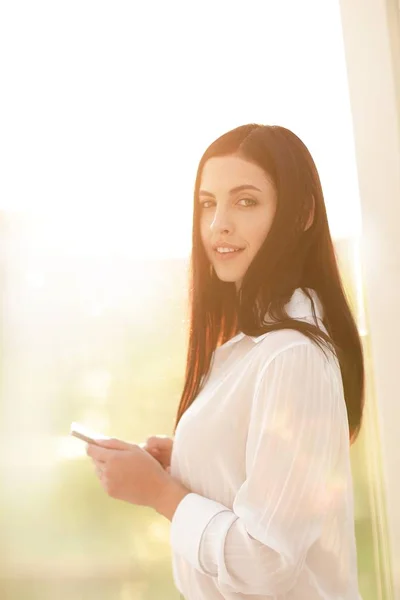 Närbild av en ung kvinna med en smartphone. — Stockfoto