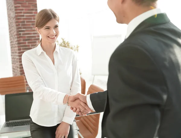 Woman Manager vítá klienta stiskem ruky. — Stock fotografie