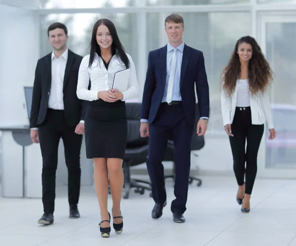 Gruppe glücklicher junger Geschäftsleute — Stockfoto