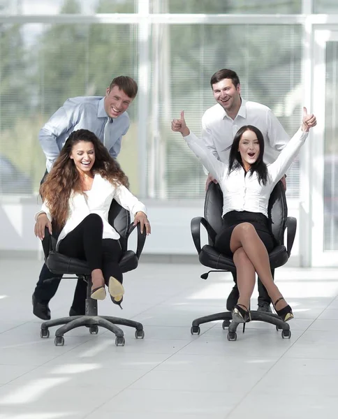 Vänliga företag team i office — Stockfoto
