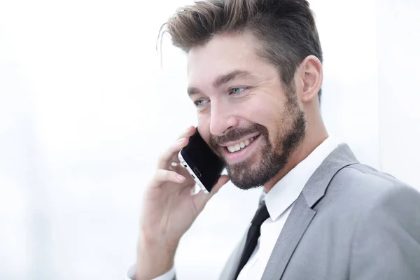 Homme d'affaires parlant sur téléphone mobile — Photo