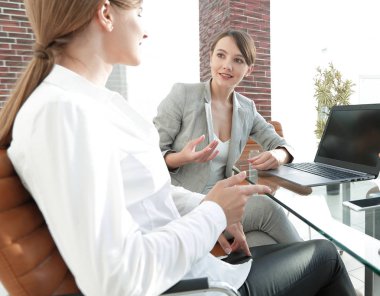 İş ekibi ofiste iş konularını tartışıyor