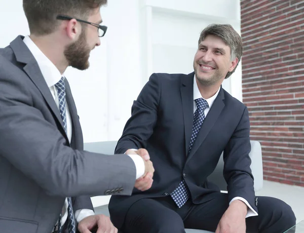 Apretón de manos de colegas antes de la reunión — Foto de Stock