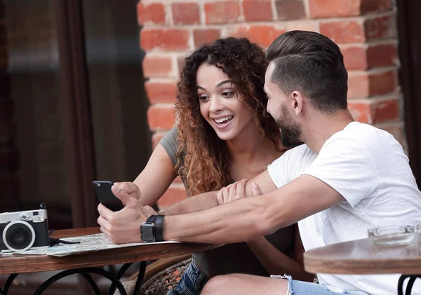 Retrato de um jovem casal sentado em um terraço do café — Fotografia de Stock