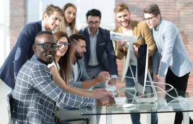 Çok ırklı iş adamları çalışmalarının sonuçlarını tartışıyor