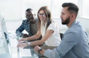 Ofiste çalışan bir grup iş adamı.