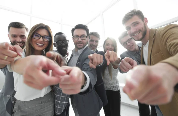 Gruppo di uomini d'affari di successo che ti puntano — Foto Stock