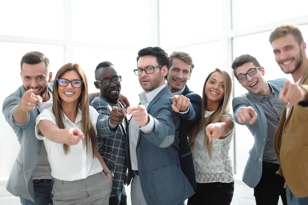 Gruppo di giovani uomini di successo che ti indicano — Foto Stock