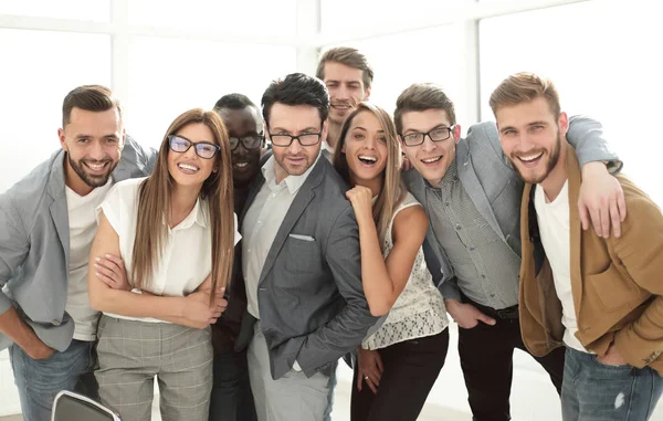 Grupo de empresarios exitosos de pie en la oficina —  Fotos de Stock