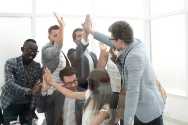 Birbirimizi beş yüksek vererek iş ekip üyeleri