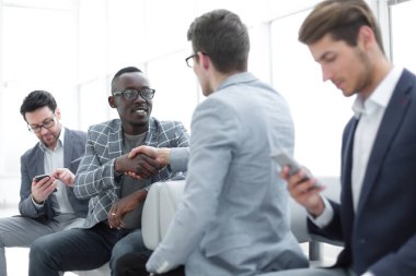 el sıkışma meslektaşları ofiste bir toplantıda