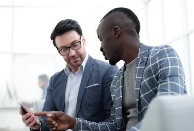 iki iş ortağı iş bilgi tartışıyorlar.