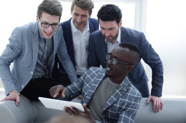 İş ekibi bilgiyi dijital tablet kullanarak tartışıyor