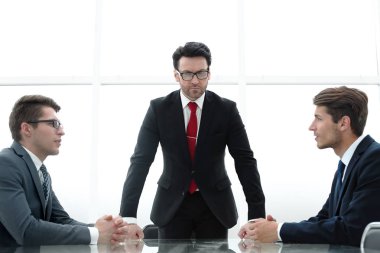 memnun işadamı bir brifing yürütmektedir