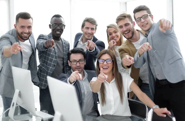 Team Happy business pekar det på dig — Stockfoto