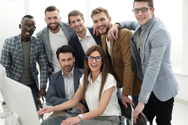 Professionelles Businessteam am Schreibtisch — Stockfoto