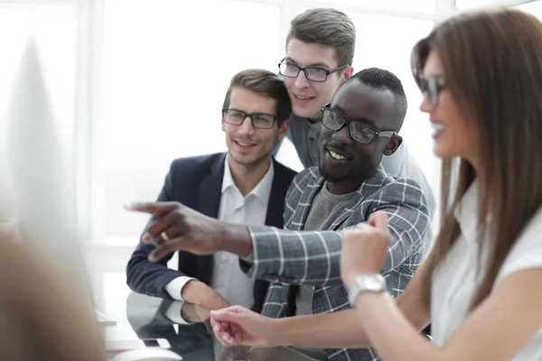 Une équipe d'affaires multiethnique discute de nouvelles informations — Photo