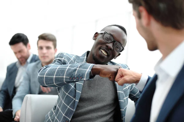 Collega's maken Welkom gebaar met hun vuisten — Stockfoto