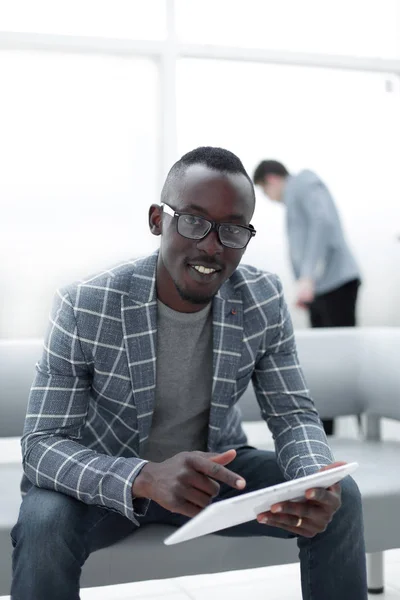 Sluit up.businessman met digitale tablet — Stockfoto