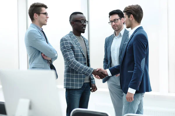 Stäng up.handshake affärsmän på kontoret — Stockfoto