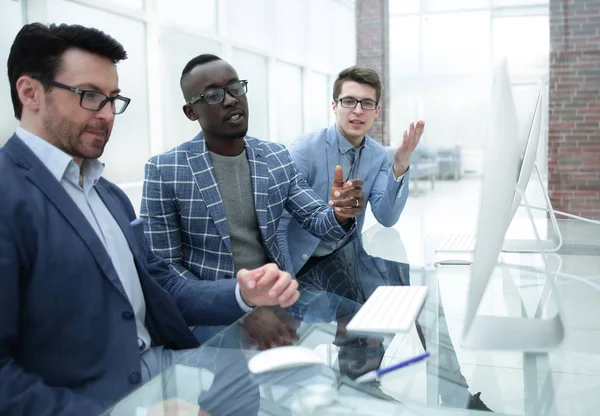 Gruppo di uomini d'affari vestiti con disinvoltura che discutono idee in ufficio — Foto Stock