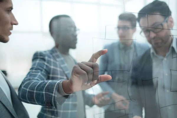 Achter het glas. Business team bespreken van nieuwe ideeën — Stockfoto