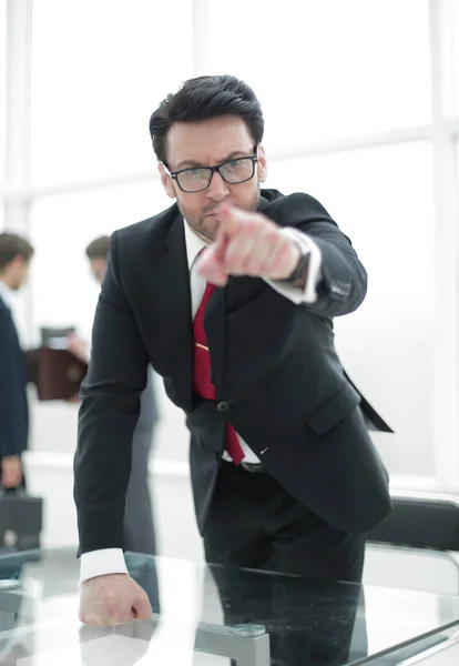 Strenger Unternehmer zeigt mit dem Finger auf Sie. — Stockfoto