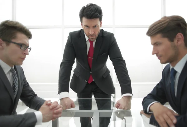 Strikt affärsman håller ett möte med anställda — Stockfoto