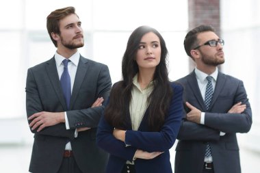 Geçti silah ile gülümseyen iş takım ayakta,