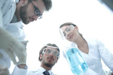 Laboratuvarda bir grup öğrenci.