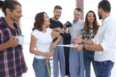 tasarımcılar yeni erkek giyim modelleri ile çalışma