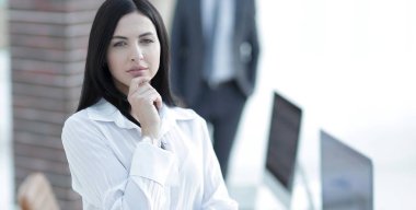 perspektif başarılı bir genç kadın portresi.