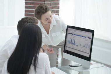 İşyerinde bilgileri tartışırken iş takım